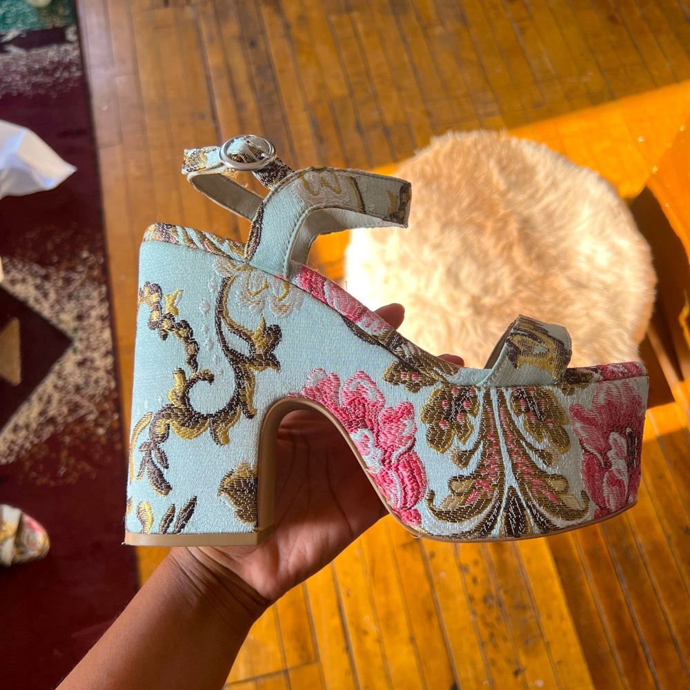 Steve Madden floral embroidered platform sandals. Size 9.5.